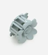 Pinza para el pelo de plástico gomoso color celeste, con forma de flor.