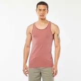 Musculosa de hombre color ladrillo, de corte ajustado y tejido de canalé.