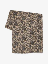 Bufanda rectangular color beige con estampado floral en negro y flecos pequeños en los extremos.