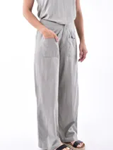 Pantalón ancho de tiro alto, color rojo, con grandes bolsillos frontales tipo parche y cierre de botón visible.