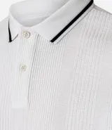 Chomba polo blanca de viscosa texturizada a rayas, corte regular, con cuello y mangas cortas en ribana con detalle contrastante en negro.