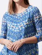 Blusa estampada marca Ruby Rd, con cuello a la base y aplique de brillos. Terminación de ruedo en pico.