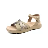 Sandalias bajas color beige con tiras cruzadas en beige y plateado, y tira al tobillo con hebilla dorada.