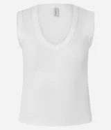 Blusa básica sin mangas color blanco, confeccionada en algodón con elastano, con escote en V y textura acanalada.