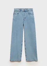 Pantalón de jean celeste, de corte wideleg, tiro medio y cinco bolsillos.