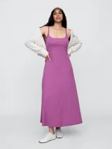 Vestido midi negro con breteles finos y corte ajustado.