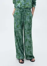 Pantalón largo de lino color verde con estampado paisley, cintura elástica con lazo ajustable y corte recto.