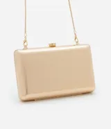 Cartera clutch rectangular dorada con textura acanalada y cierre de broche. Incluye correa de cadena dorada desmontable.