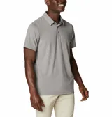 Polo de hombre Columbia Tech Trail, color blanco, de manga corta, con logo bordado en el pecho. Confeccionada en tejido hidroabsorbente Omni-Wick™ con elastano.