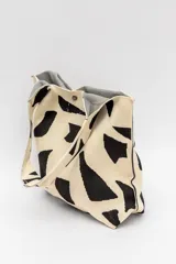 Bolso tipo tote con estampado animal print cebra en tonos marrón y negro.