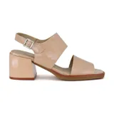 Sandalia de cuero color beige con dos tiras anchas, una sobre los dedos y otra sobre el empeine, ambas con textura tipo reptil. Tiene hebilla lateral y taco cuadrado.
