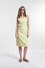 Vestido de lino color lima con botones frontales y diseño sin mangas.