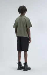 Remera verde militar de manga corta y cuello redondo, corte boxy fit, confeccionada en algodón.