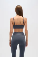 Top deportivo gris con breteles finos, corte al cuerpo y cuello en V.