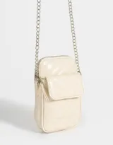 Porta celular color blanco crudo con efecto craquelado y diseño acolchado. Tiene acceso superior con cierre, bolsillo frontal con solapa y broche, y correa de cadena metálica.