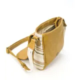 Bandolera color ocre con tapa, diseño bordado y broche magnético. Apertura superior con cierre. Paneles laterales combinados en tonos pasteles. Bolsillos internos. Correa larga regulable.
