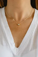 Collar dorado con cadena fina y dije de circonita engarzada.