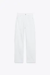 Pantalón de jean blanco, corte mom fit, tiro alto, con cinco bolsillos, trabillas y cierre frontal con cremallera y botón metálico.