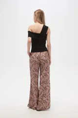 Pantalón ancho de poliéster y viscosa con estampado multicolor y calce alto.