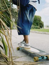 Championes grises con detalles en blanco y suela color crema.