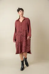 Túnica abotonada en viscosa, con parte superior lisa y inferior a rayas, con bolsillos laterales.