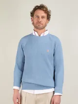 Jersey de punto inglés verde con rayas horizontales blancas, cuello redondo y logo bordado en el pecho.