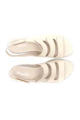 Sandalia de cuero color beige con detalles de velcros y suela cómoda.