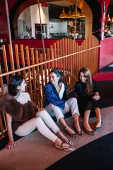 Bailarinas con estampado animal print en tonos blanco y negro, con cordones finos y borlas decorativas.