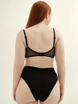 Culotte negro de corte clásico con faja en la cintura y ribete alto en las piernas, confeccionado en tejido biodegradable, suave y con protección UV.