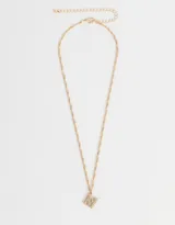 Cadena corta dorada con dije de la letra A cubierto de strass.