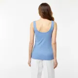 Camiseta sin mangas azul de punto acanalado con cuello redondo.
