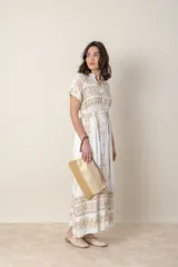 Vestido largo blanco de algodón con bordados dorados, corte recto, cintura elastizada, cuello en V y mangas cortas.
