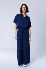 Pantalón formal de vestir azul oscuro con cintura elastizada y cordón de ajuste.