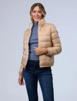 Campera puffer reversible Michael Kors color rosa con estampado de logos MK en un lado y liso en el otro. Tiene cierre central metálico, bolsillos delanteros y avíos metálicos con logo. Incluye bolsa autoportante.