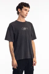 Remera negra con estampa ovalada con letras en el centro del pecho, corte oversize y mangas cortas.