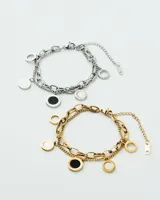 Pulsera doble de acero quirúrgico color plateado, con cadena de eslabones grandes y cadena de eslabones finos. Incluye dijes redondos con números romanos en negro y blanco.