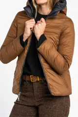 Campera acolchada negra con costuras horizontales, forro y capucha en color marrón claro. Cierre frontal y puños de tejido acanalado.