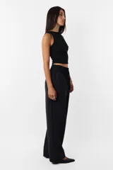 Crop top negro al cuerpo sin mangas de morley de algodón, con detalle de collareta en mangas y cuello, terminación de ruedo recto.