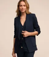 Blazer azul marino de viscosa y lino, con cuello solapa, manga larga, bolsillos y forro estampado a rayas.