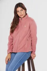 Campera polar azul marino con cuello alto y cierre frontal. Tiene bolsillos laterales con cierre y logo bordado en el pecho.