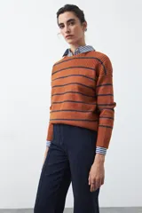 Jean wide leg negro de algodón con spandex, diseñado para una silueta amplia y fluida.