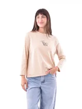 Remera blanca de manga larga con cuello redondo y estampado frontal con la frase "All my love darling" en color celeste.