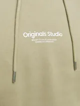Canguro color arena de manga larga con capucha, corte relajado y bolsillo tipo canguro. Tiene un estampado en relieve con el texto "Originals Studio BROUGHT TO YOU BY JACK&JONES DESIGNED IN COPENHAGEN".