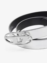 Cinturón plateado metálico modelo B-1DR W con acabado brillante. Cuenta con una hebilla ovalada de metal con el logotipo de la marca calado en el centro.