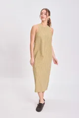 Vestido midi sin mangas, de corte recto y holgado, con cuello redondo. Presenta un estampado de rayas verticales finas en tonos amarillo claro y verde oliva/marrón.