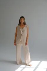 Musculosa beige de lino italiano, con escote en V y volado frontal.