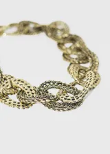 Collar gargantilla de eslabones grandes dorados con textura.