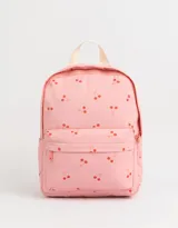 Mochila rosa con estampado de cerezas, correas regulables, manija superior, doble cierre superior y bolsillo frontal con cierre.