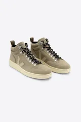 Championes de caña alta Veja Roraima color beige, confeccionados en gamuza con logo lateral en cuero y cordones de trekking.