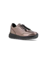 Zapatillas deportivas color bronce con cordones negros y suela negra.